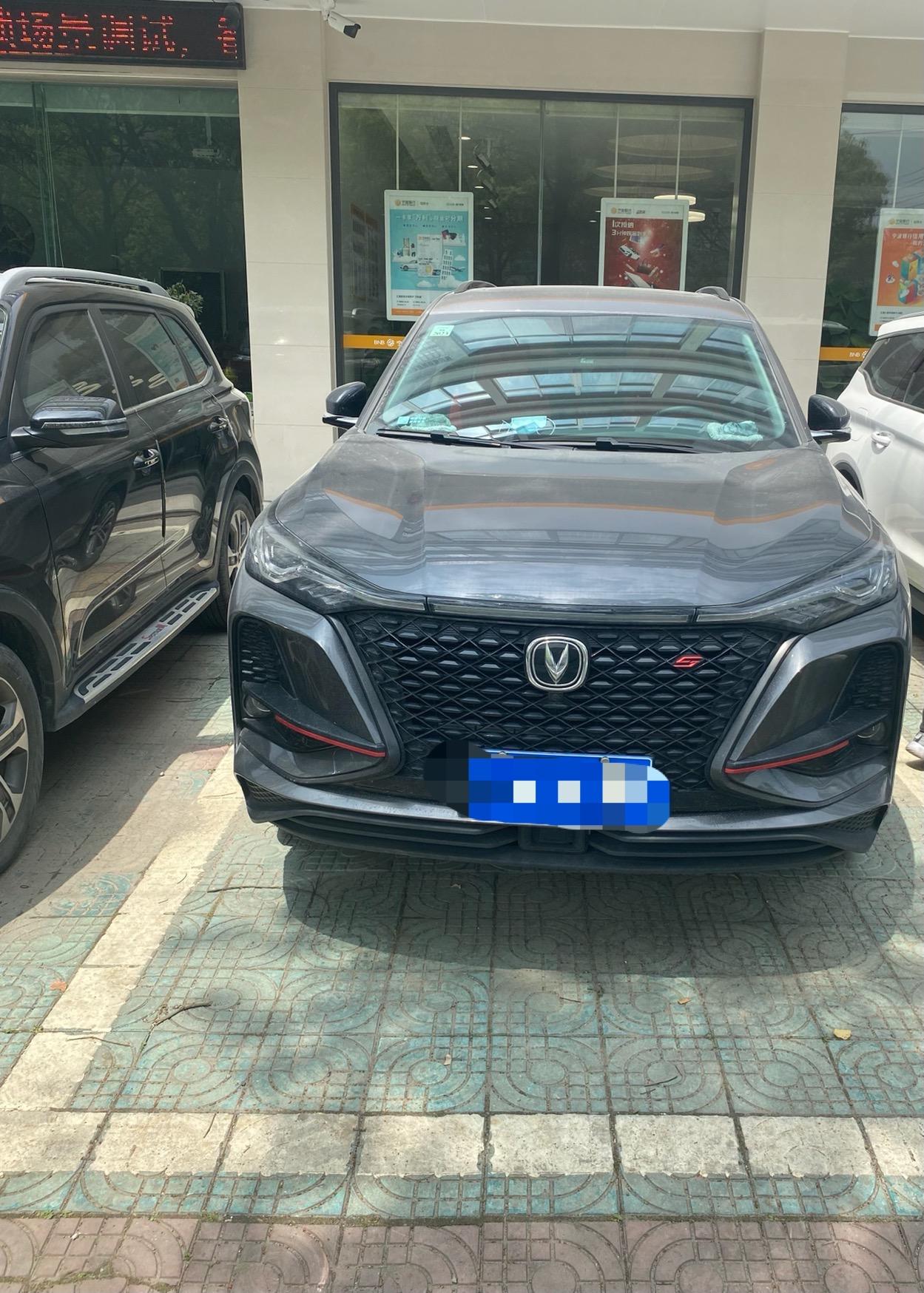 长安CS75 PLUS 长安1.5T的尊贵版后排左右两边座椅靠背软硬程度不一样，用手按压明显能感觉出来右边的靠背软，左边