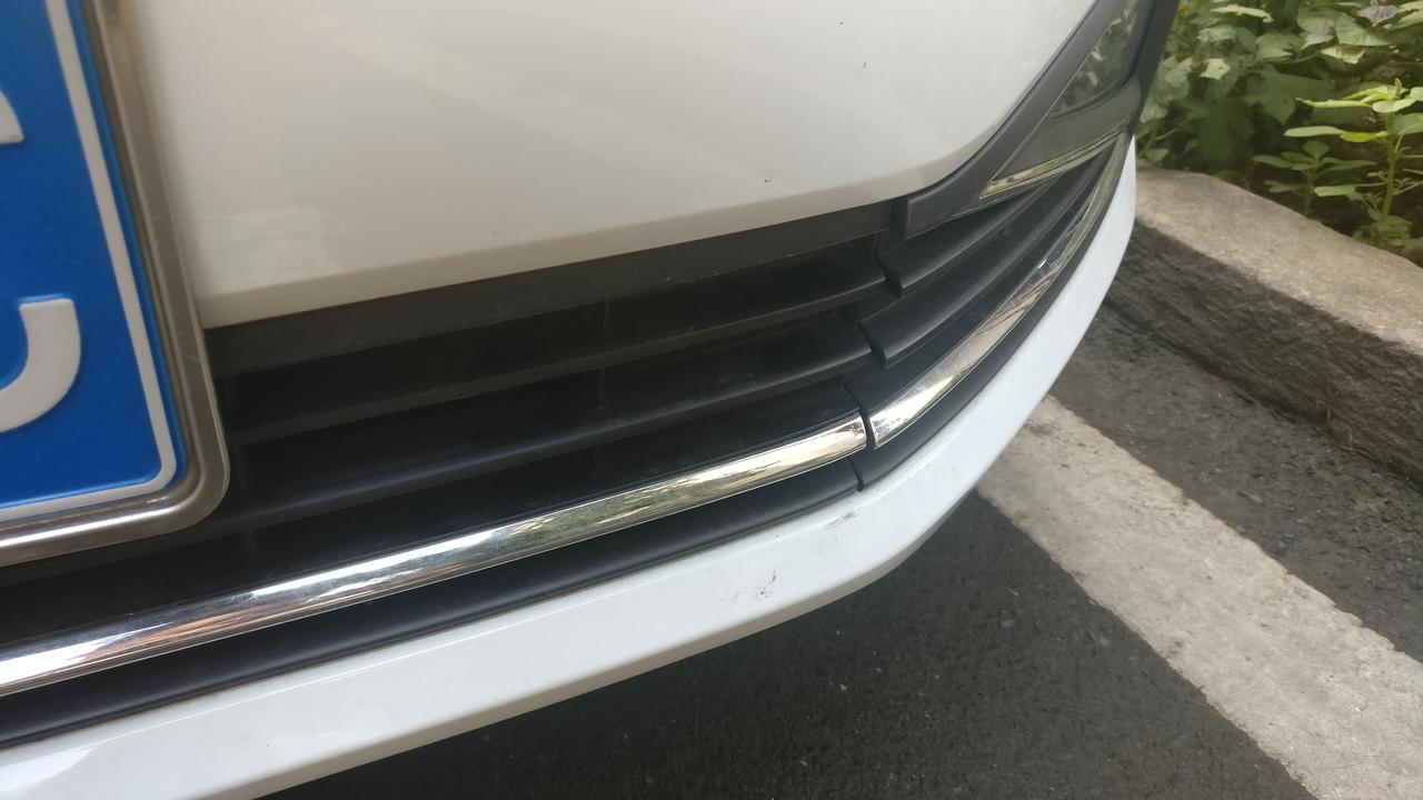 大众宝来 这个地方很大力撞到了地锁 已经缩进去了 能不能自己掰好啊？