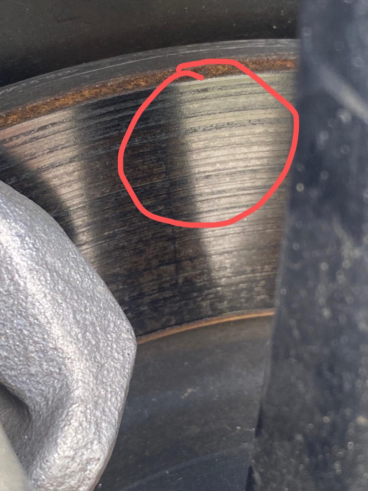 吉利星瑞 怠速行驶，右边发出吱吱响声是不是车轮发出的？我初步怀疑是副驾驶后轮刹车卡钳进东西了，刹车片划痕有点特殊