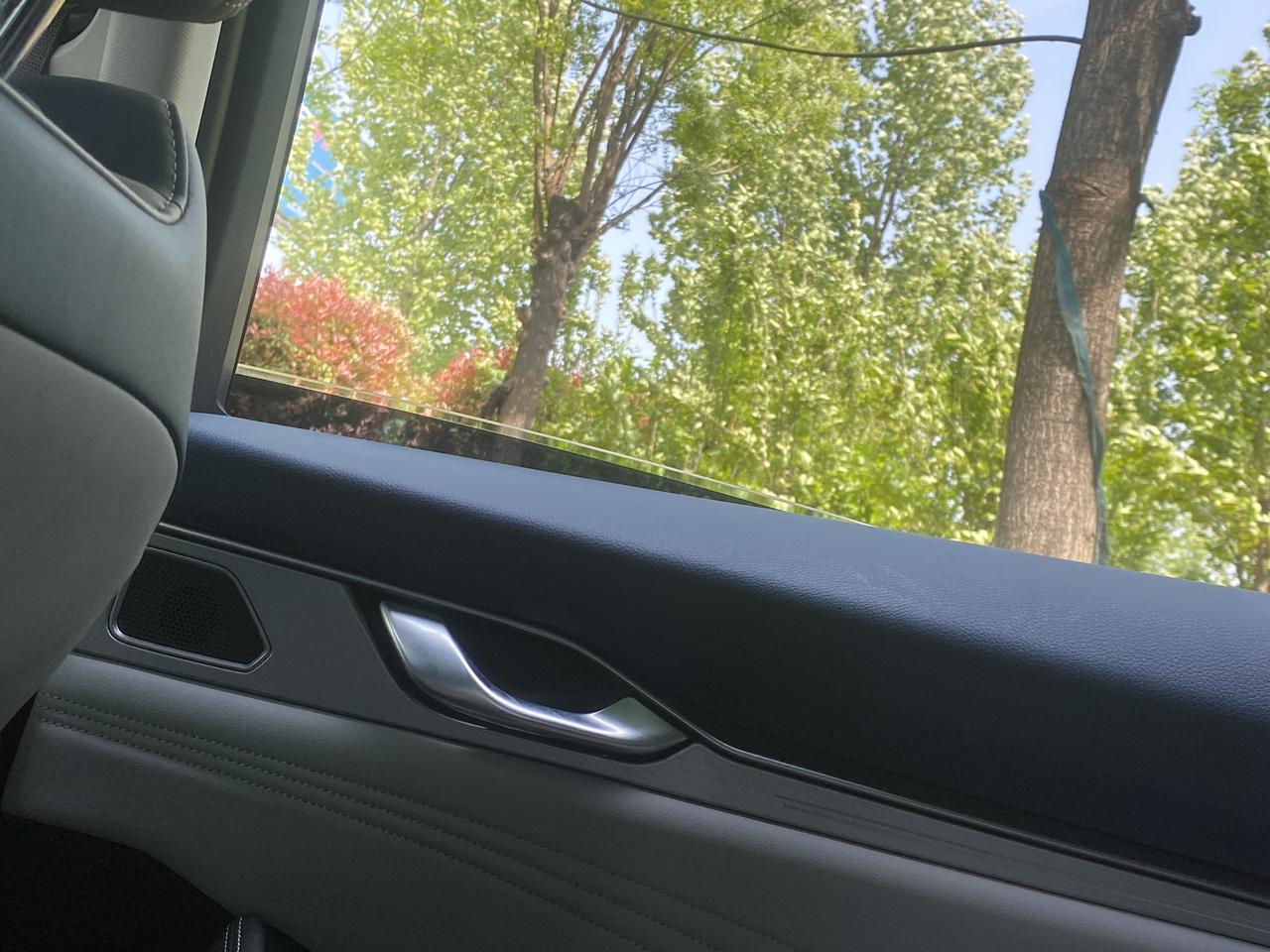 吉利星瑞 你们的后玻璃是全部下去的吗？