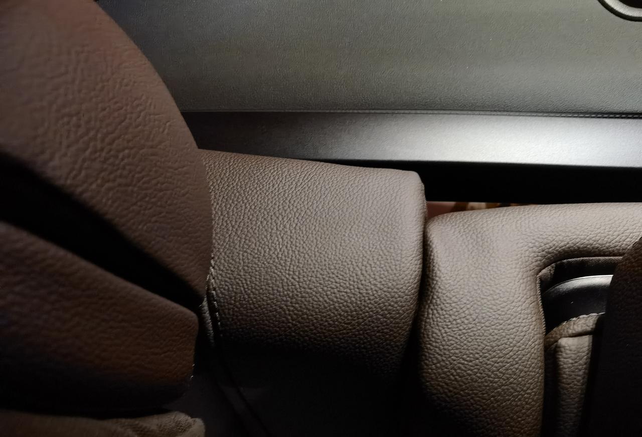 奔驰GLE PHEV gle350e后排座椅角度不一样不知道大家有没有注意一个细节：后排座椅的倾斜度不一样，左右两边后排