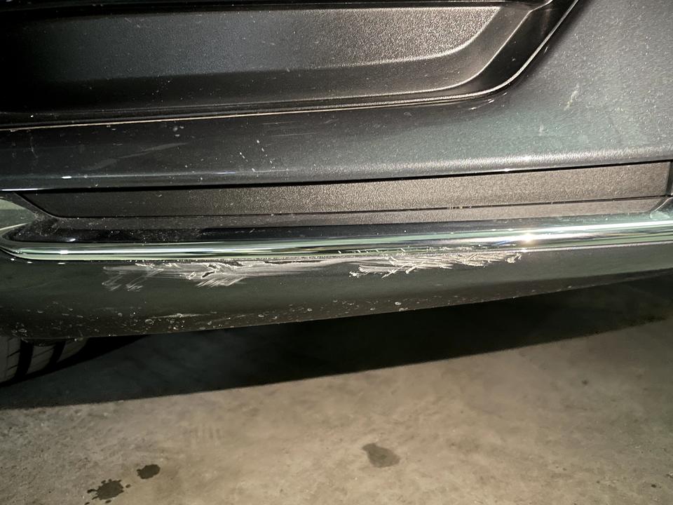 吉利星瑞 自己开车，车头下面蹭了墙，有必要去4S店报保险维修吗？