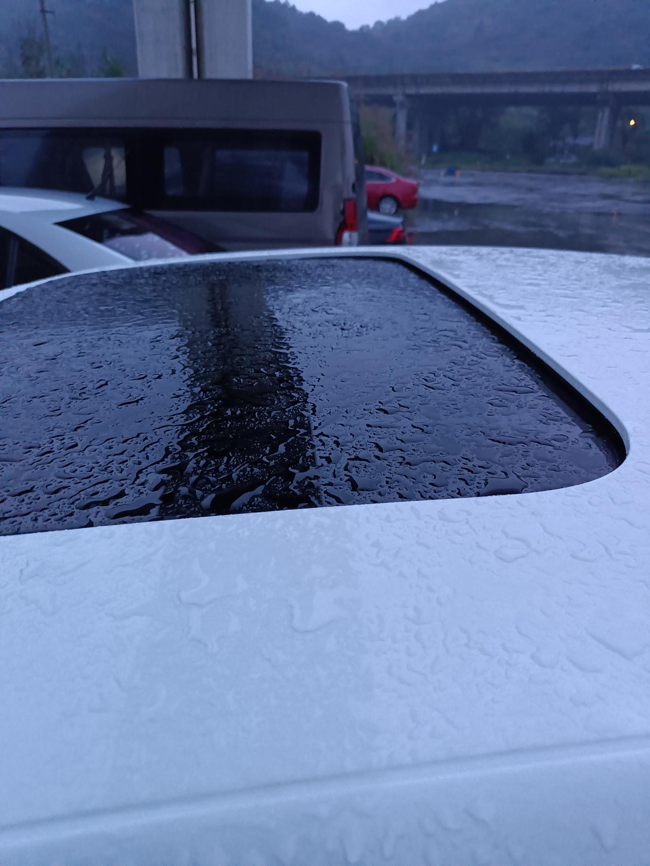 大众宝来 天窗没关紧下了一天大雨，车里面没发现水，顺着缝隙看里面空空的不知道有没有进水，有没有影响