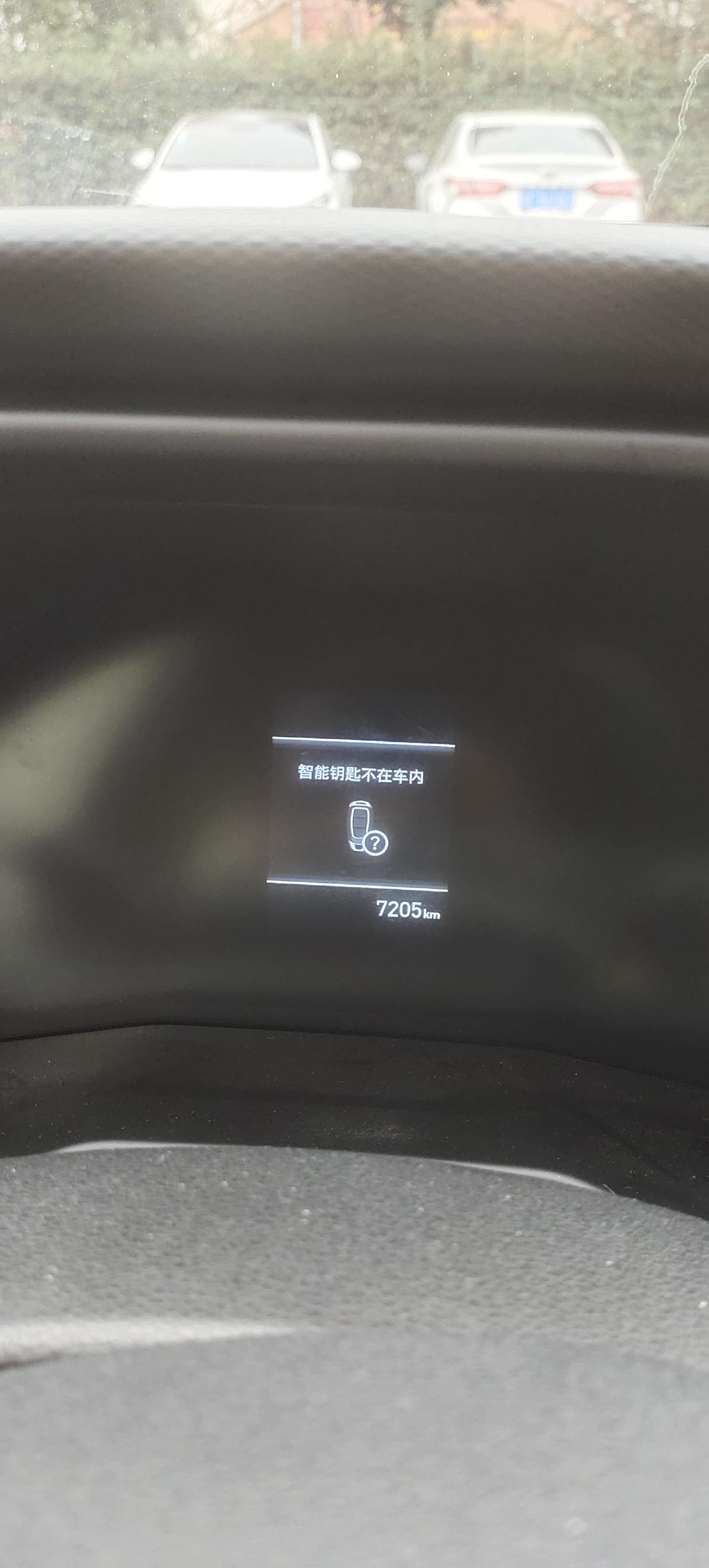 现代ix25 钥匙正常使用，不到一年，是钥匙没电那还是什么原因！4S店说是没电了，如果是没电的话应该不可以打火开关锁啊，