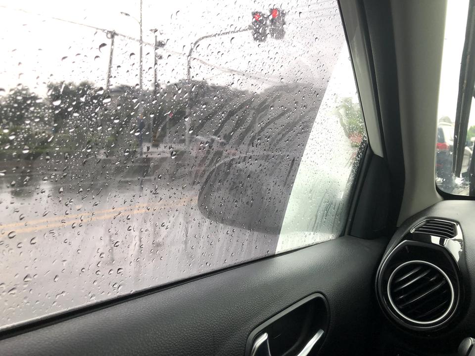 起亚奕跑 外边下着雨 前挡风和后视镜加热都开了 车内倒不起雾。雨刷都不能停 两秒就起雾   只能升降玻璃 高人有没有妙招