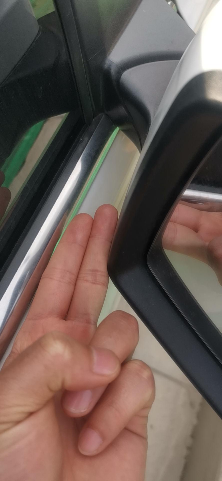 大众宝来 大家都一样吗？左右后视镜距车门距离不一样