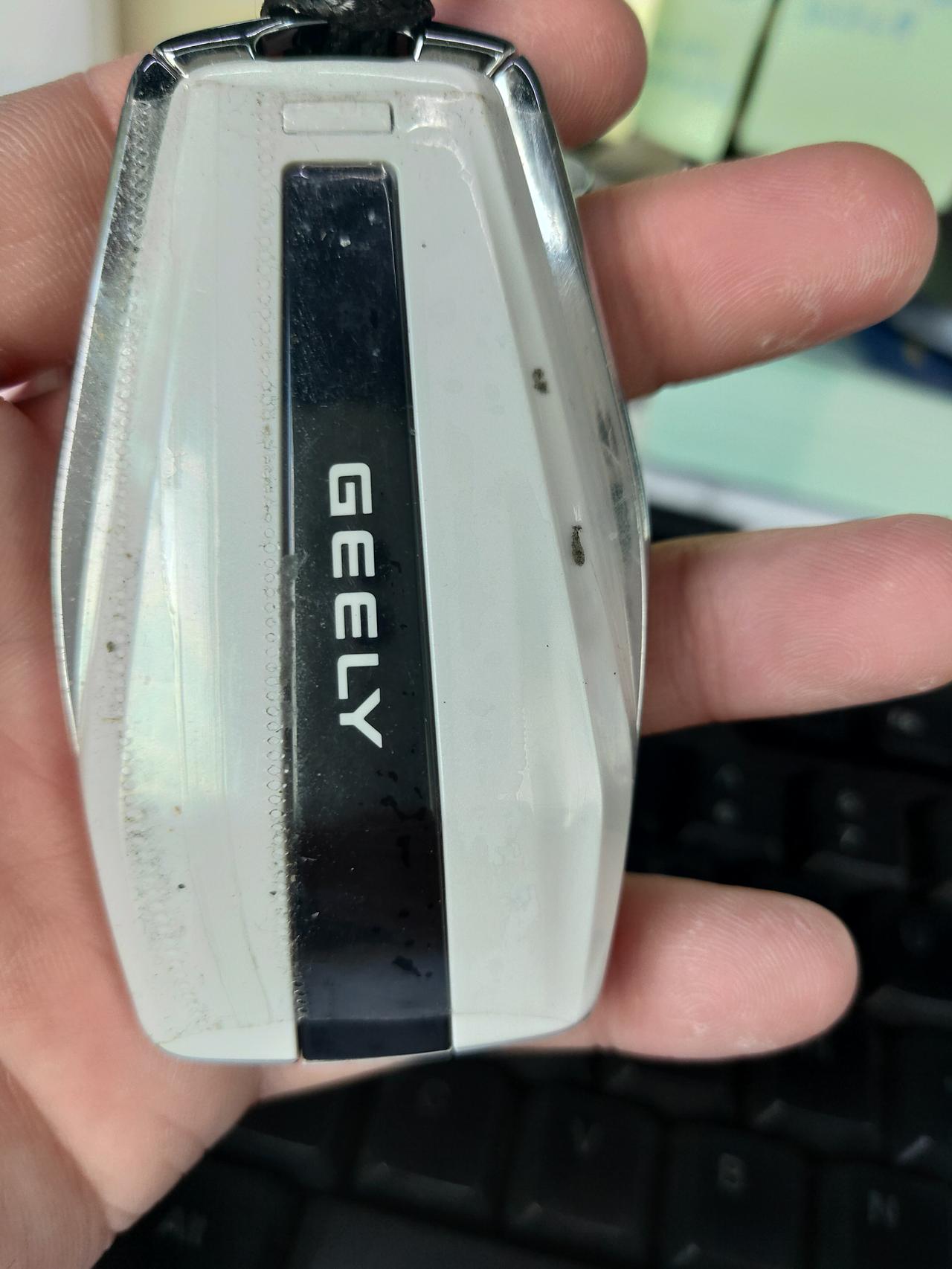 吉利星瑞 车钥匙上的这个膜要撕吗？撕下来容易划伤是吧