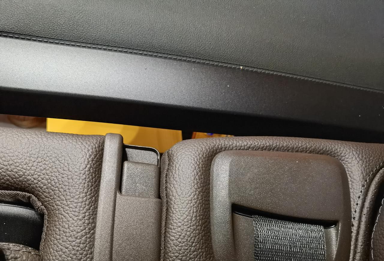 奔驰GLE PHEV gle350e后排座椅角度不一样不知道大家有没有注意一个细节：后排座椅的倾斜度不一样，左右两边后排