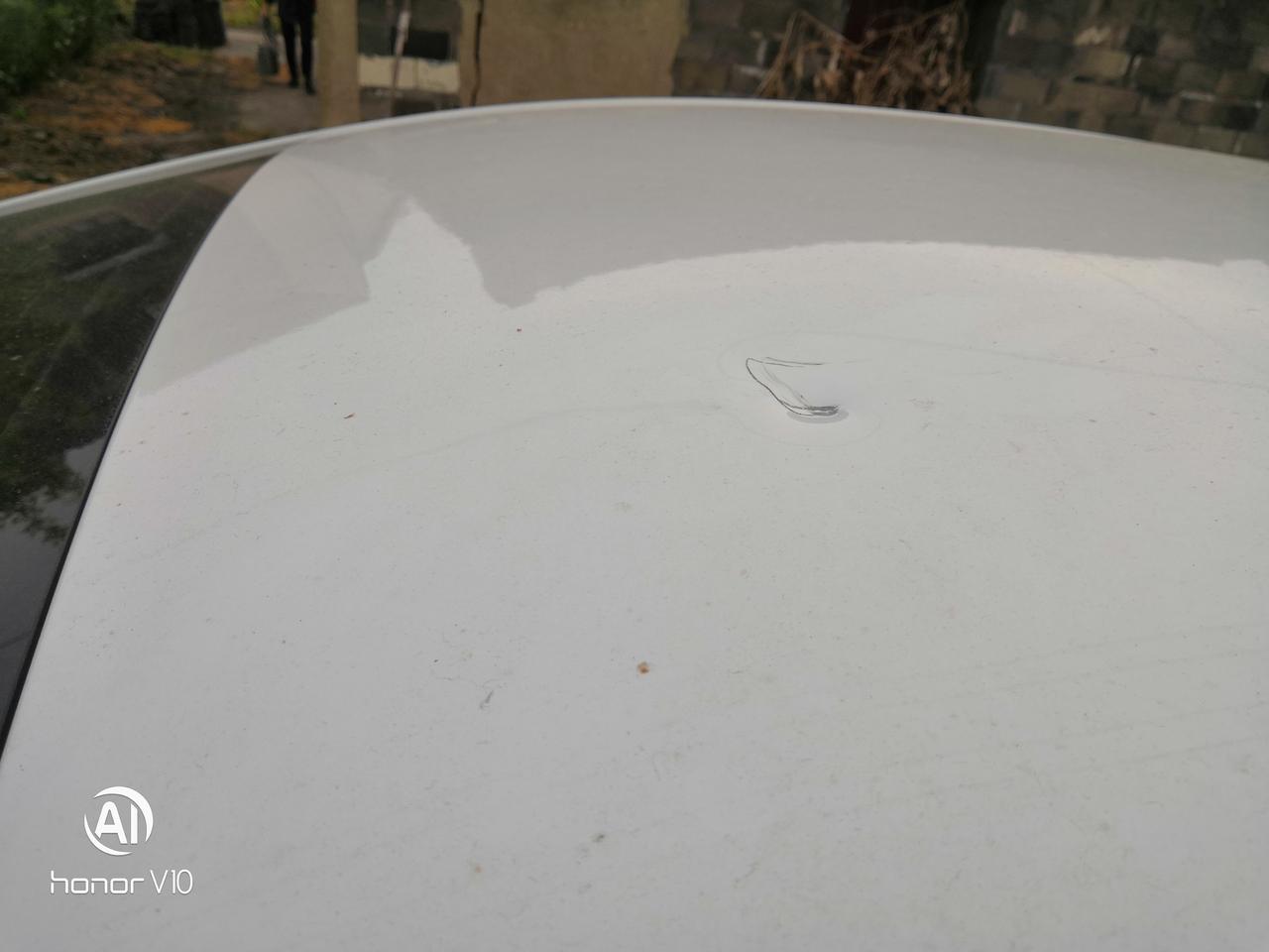大众宝来 车顶砸了个坑是走保险4s店修走保险还是自己去汽修店修。