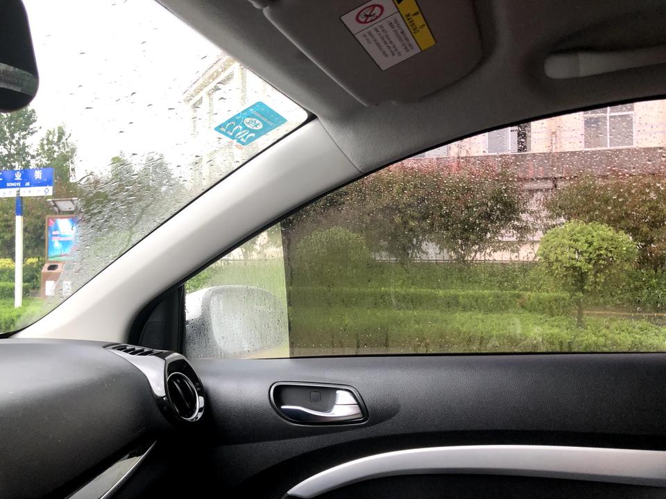 起亚奕跑 外边下着雨 前挡风和后视镜加热都开了 车内倒不起雾。雨刷都不能停 两秒就起雾   只能升降玻璃 高人有没有妙招