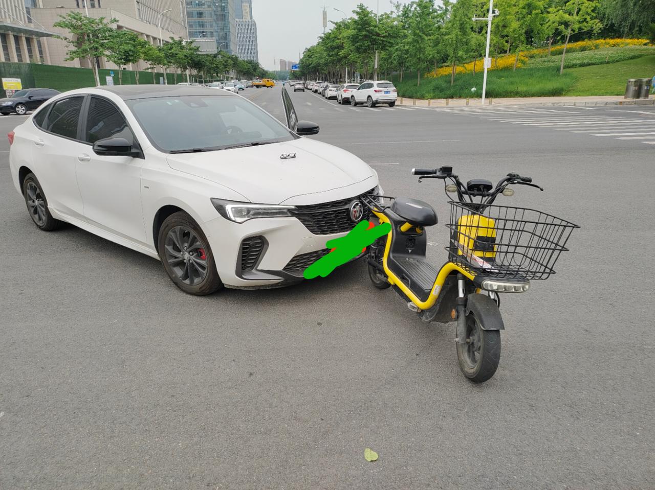别克威朗 车开了4500公里了，最近出现启动后d档，中控哒哒哒的异响，听着像是空调的声音，关闭ac，声音消失，或者不关闭