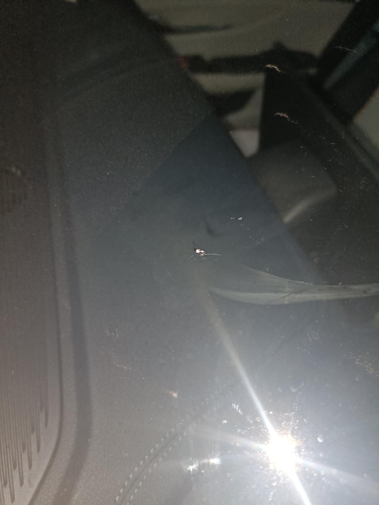 比亚迪宋PLUS DM-i 新车不到一周，今天回来前方玻璃被石子崩了一个缝，当时就听见很清脆蹦的一声，然后就发现了，需要