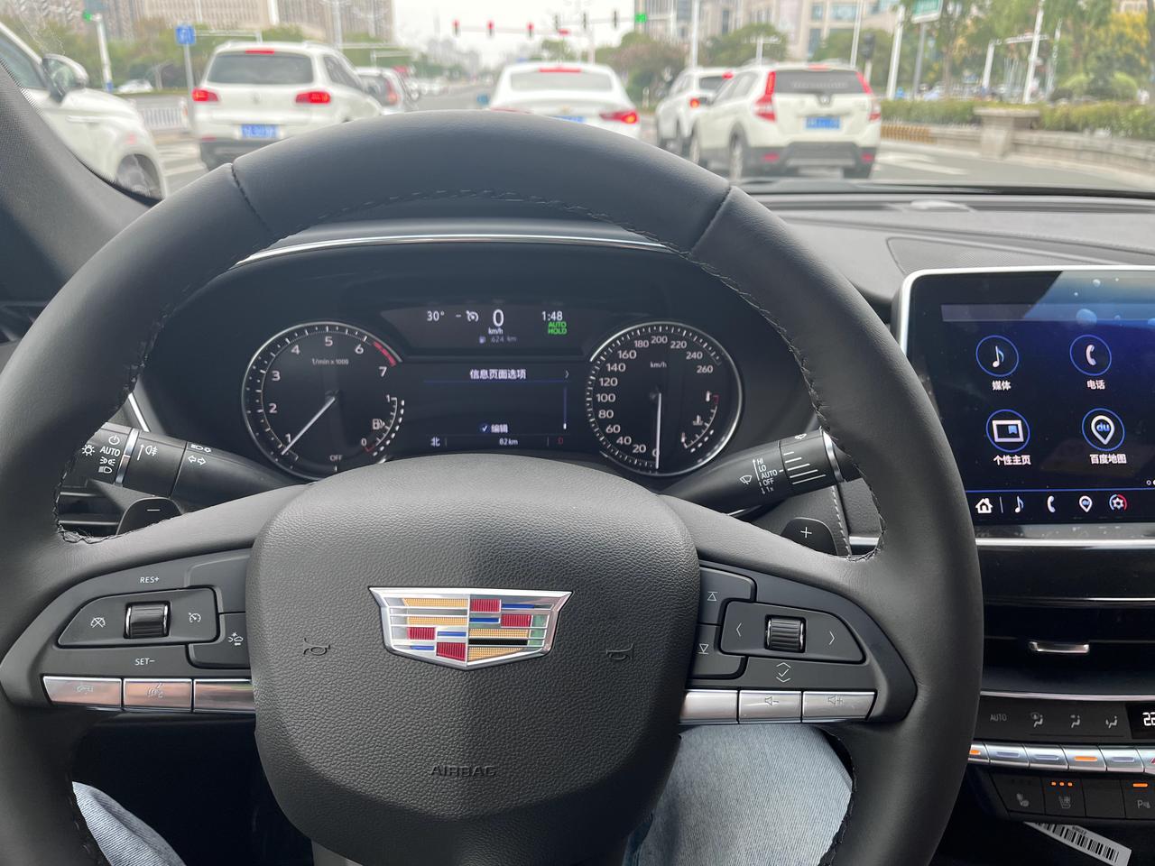 凯迪拉克CT5 CT5豪华标准音响无BOSS，为什么连接无线CarPlay 播放音乐感觉只有驾驶位有声音，求帮助
