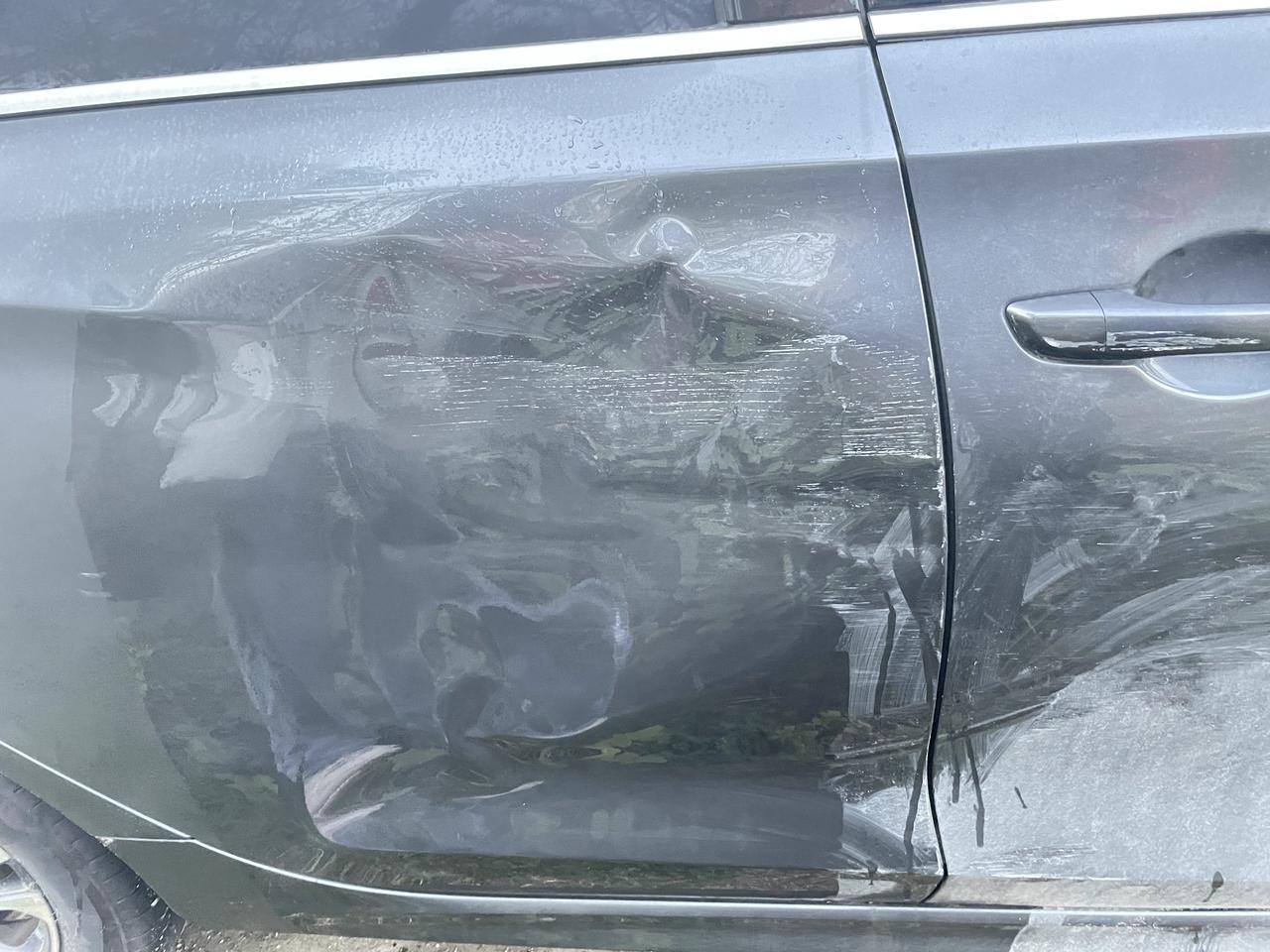 长安逸动 兄弟们，这个顶了一下路边花坛，报保险流程是咋样的然后大概第二年保费涨多少？