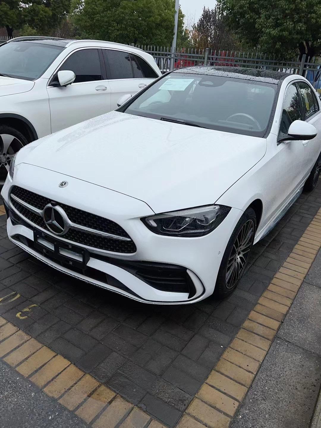 奔驰C级 新车23款C260下雨车门会流出白色的液体，销售说是车门里面的油没事，是不是忽悠我的啊大神们咋回事是不是真的。