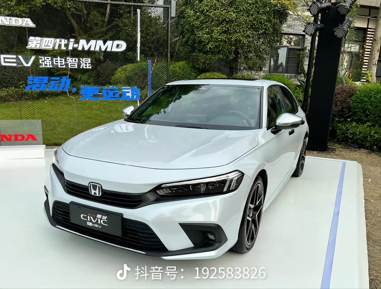 已订三厢混动思域顶配汽车小白第一辆车？有没有老司机讲解一下混动思域？？然后看见了十一代两厢思域 哇 好帅啊