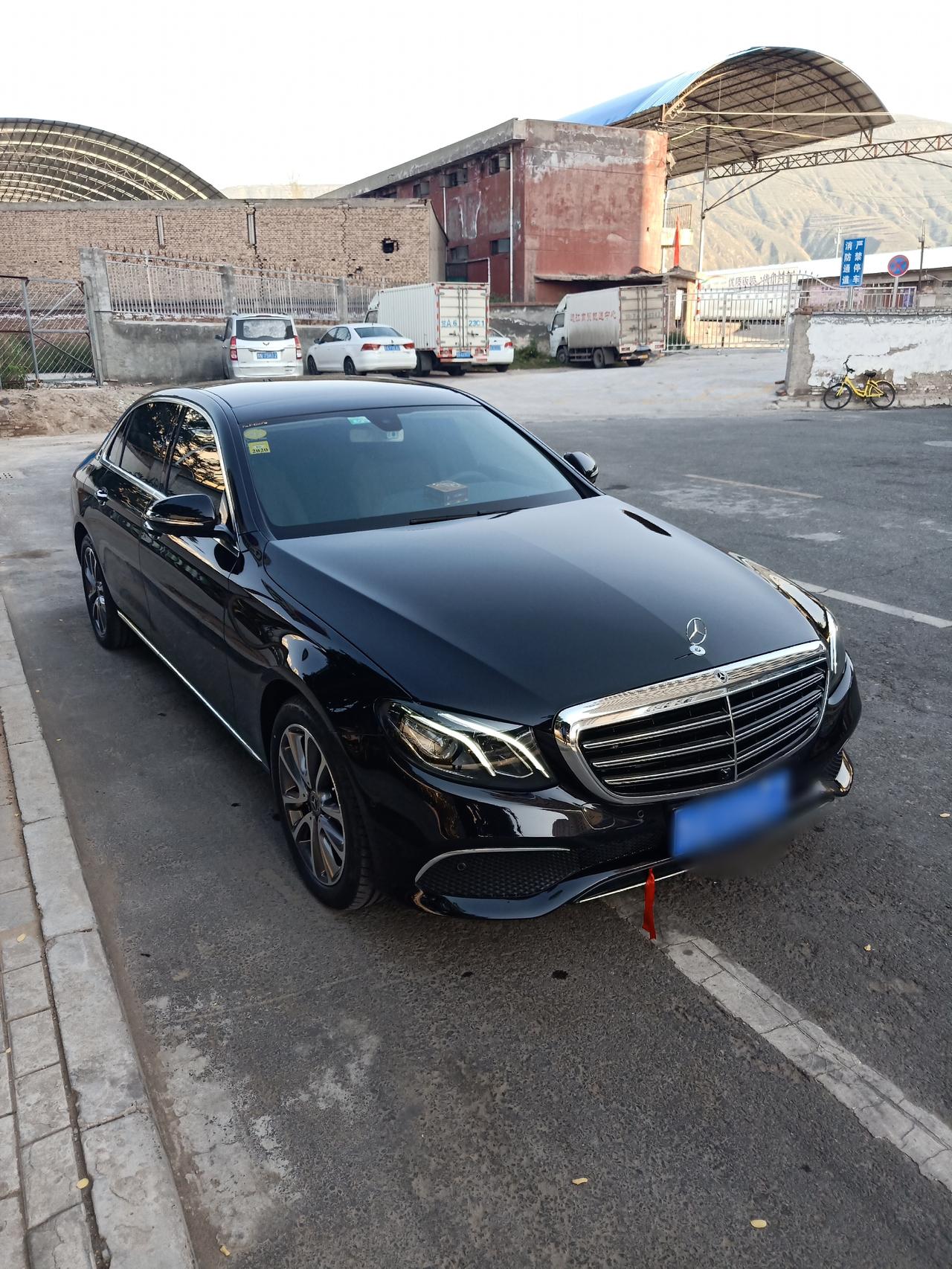 奔驰E级 我网上买了两旋转高音、装上以后一直是一种色、除非重新打着发动机和电源、才会变色、再想变别的颜色又得从新打着发动