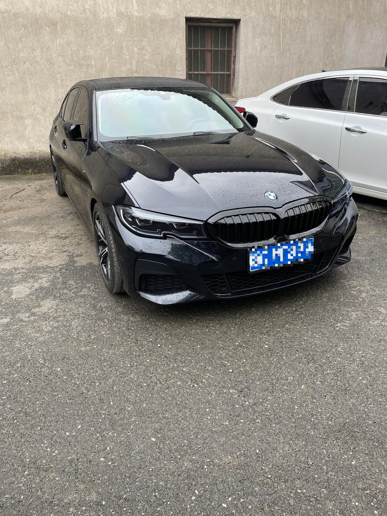 想问一下这个是宝马M340i，还是后改的？感觉有点帅的，纯小白提问，