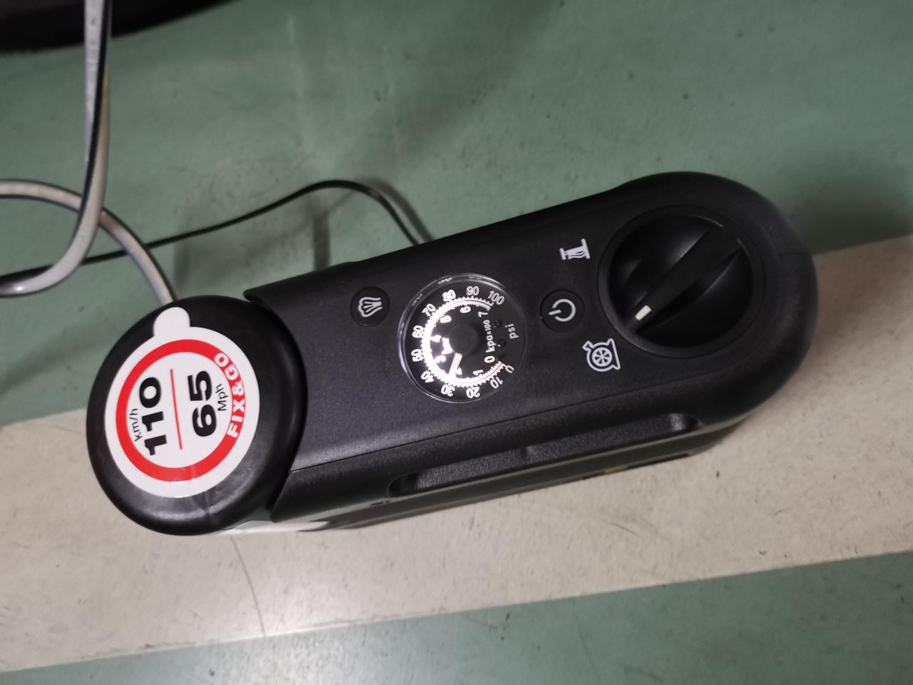 玛莎拉蒂总裁 今天下车库没有气了，拿出尾箱的气泵充气，发现里面管里有白色状粉末状在管子里流动，是不是补胎剂呀？有谁知道吗