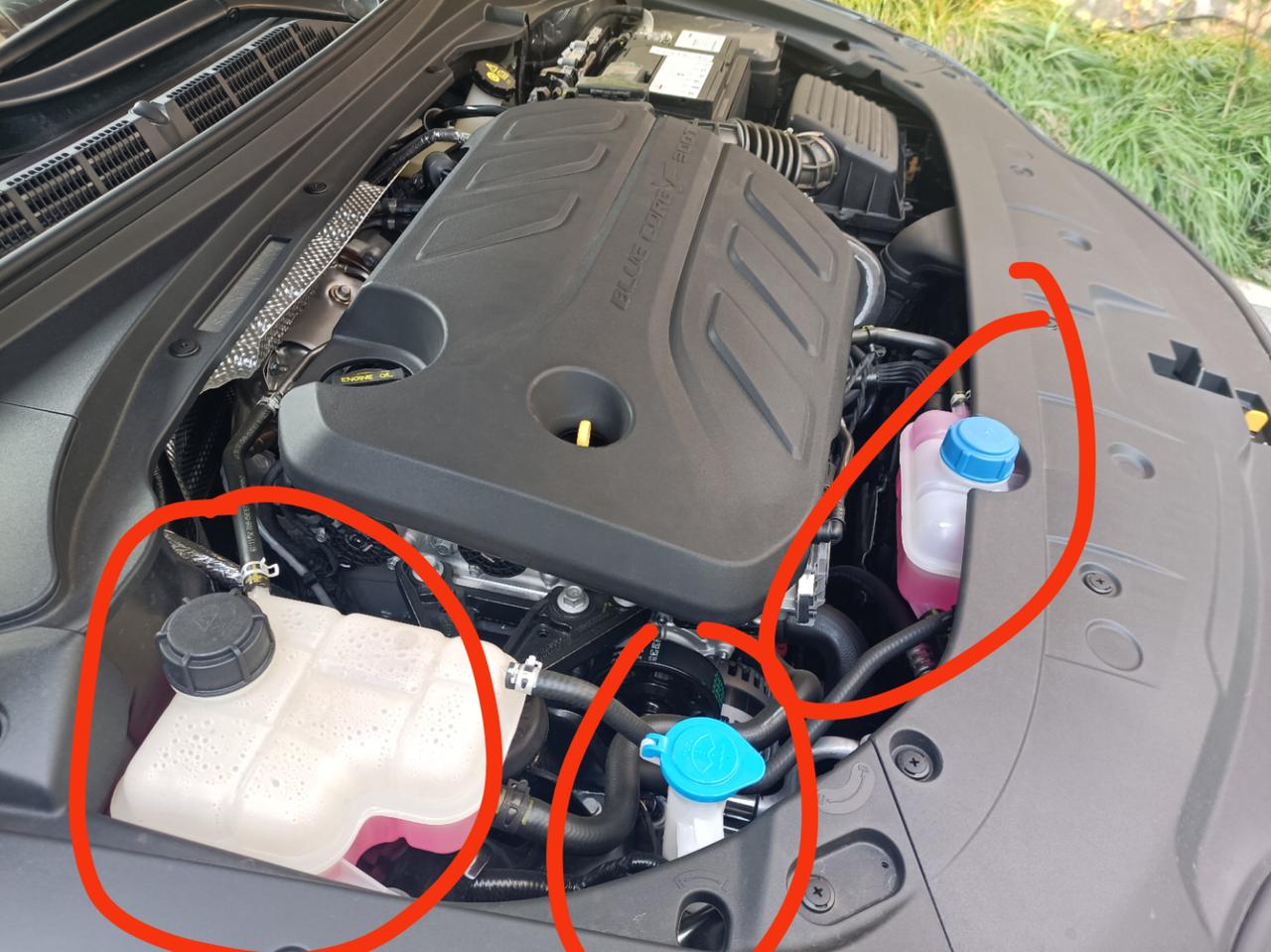 长安锐程CC 中间这个是玻璃水吧？我伸头进去没看见任何液体啊，求教各位车友