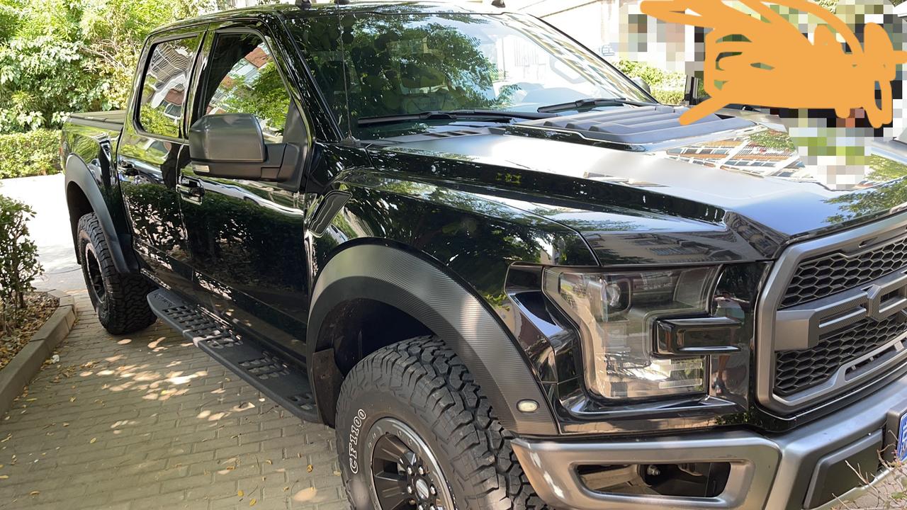 福特F-150 Raptor 二手18年猛禽性能进化版19年上牌2万公里黑色，目前能值多少钱中间已经交易过两手了，车商目