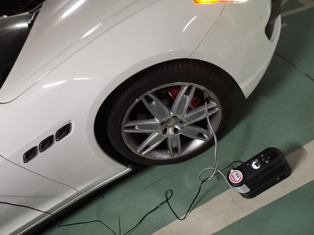 玛莎拉蒂总裁 今天下车库没有气了，拿出尾箱的气泵充气，发现里面管里有白色状粉末状在管子里流动，是不是补胎剂呀？有谁知道吗