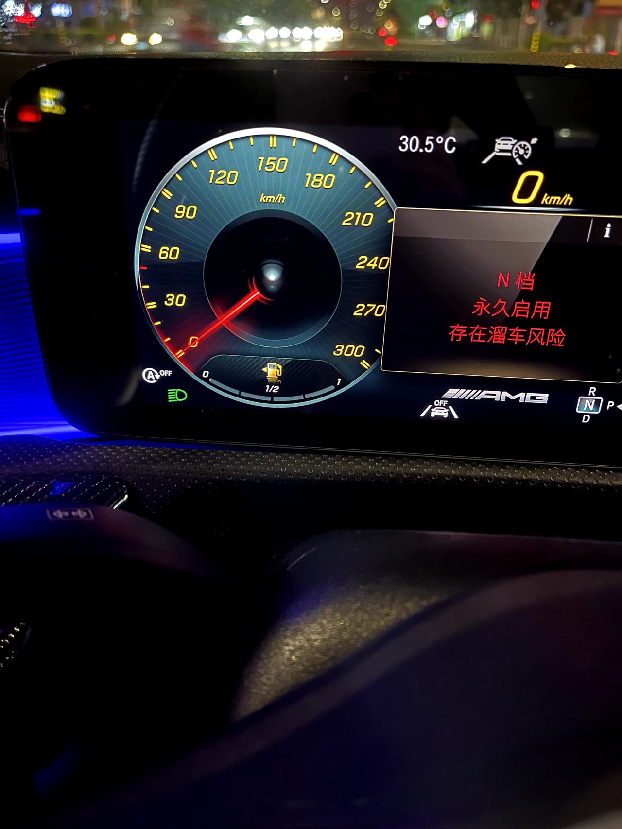 奔驰A级AMG(进口) 想问问车友们 你们20款的A45准备停下车来 车头都会抖两下吗是通病不