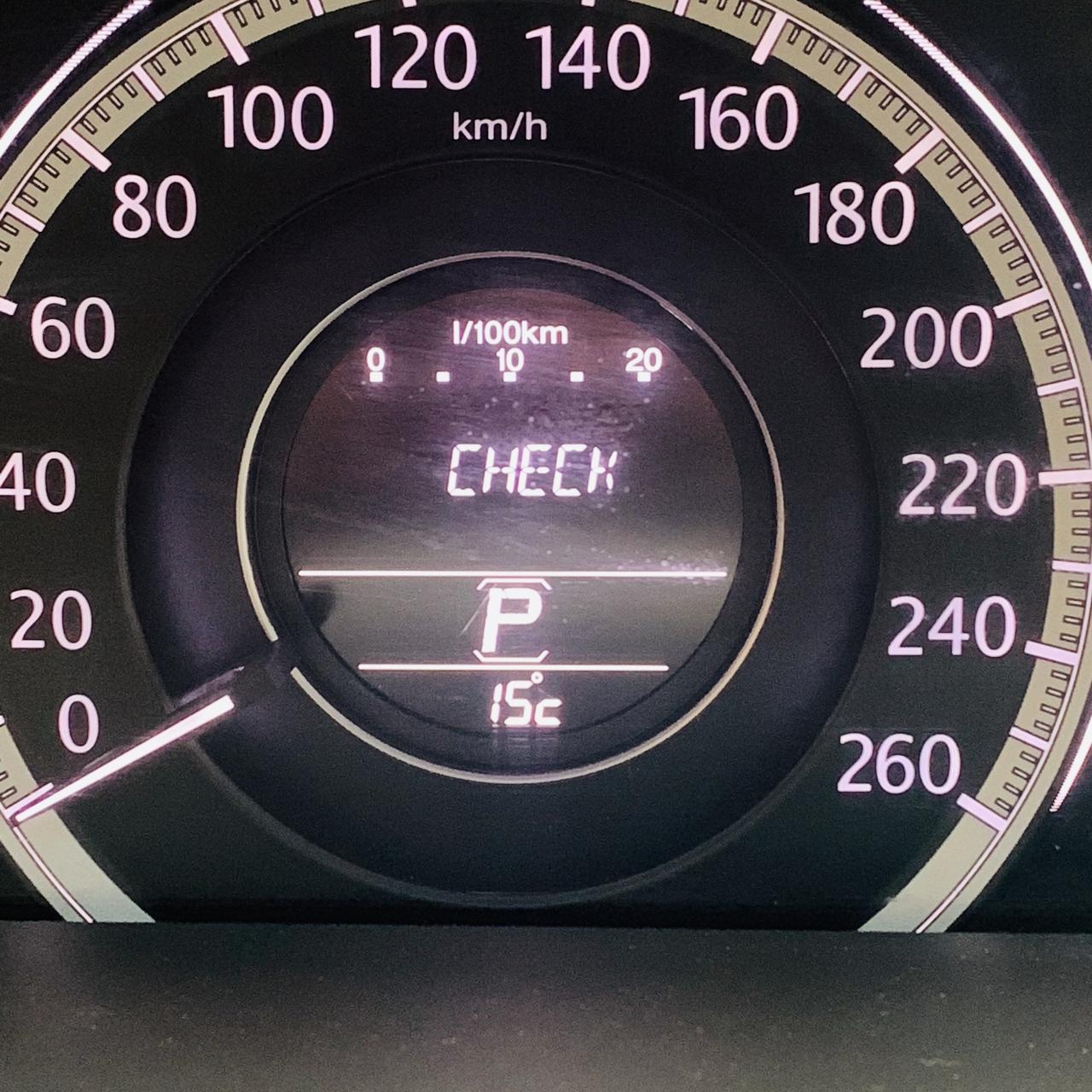 请问九代雅阁仪表盘显示check charge system   是什么意思？