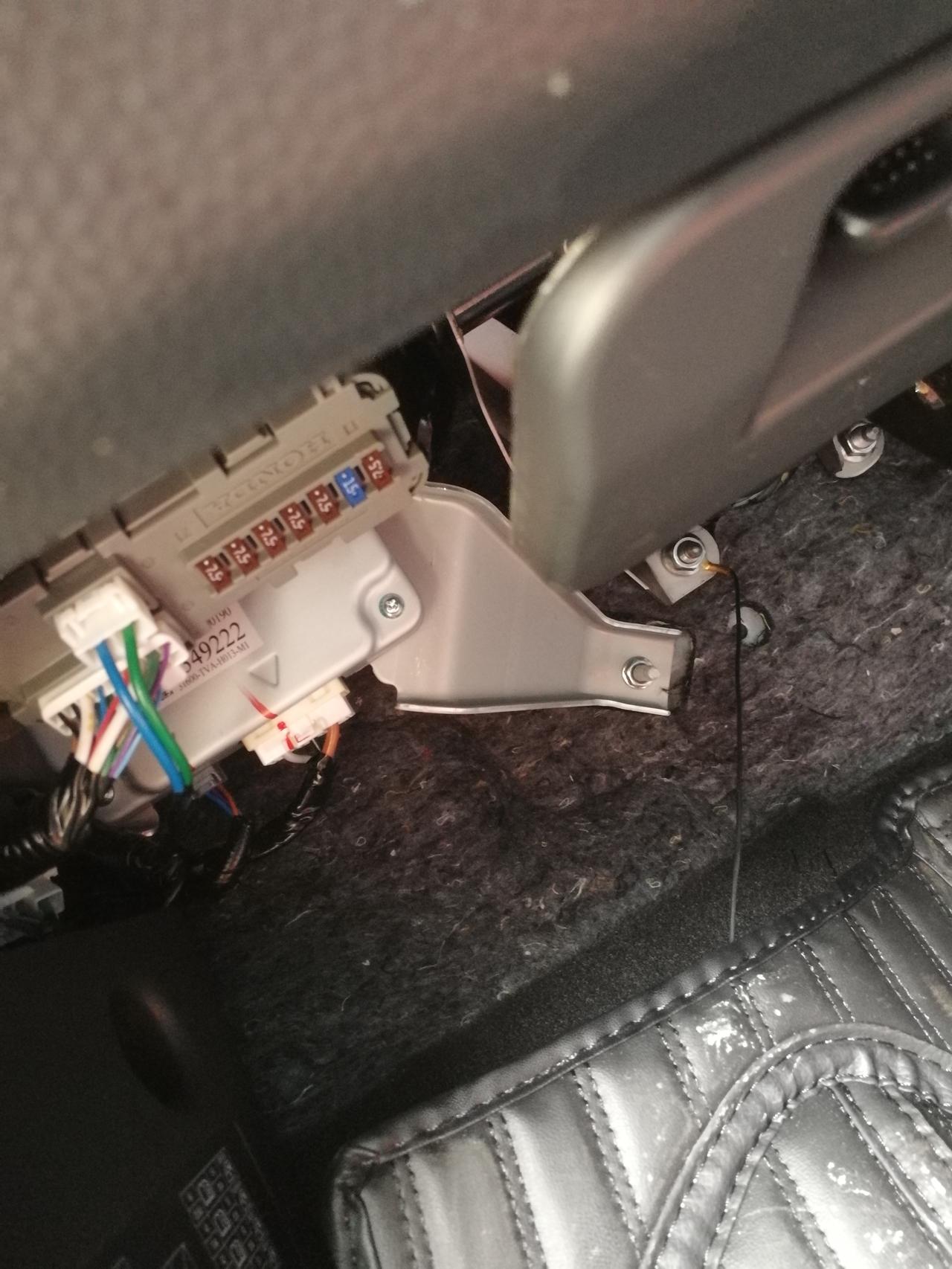 本田雅阁 驾驶室内底下就是这样的吗？？求解