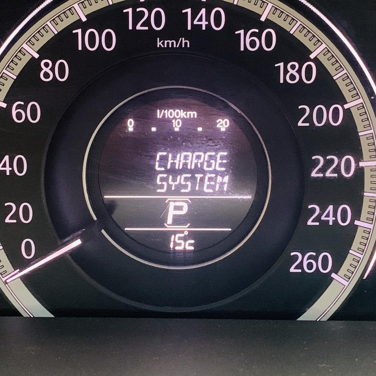请问九代雅阁仪表盘显示check charge system   是什么意思？