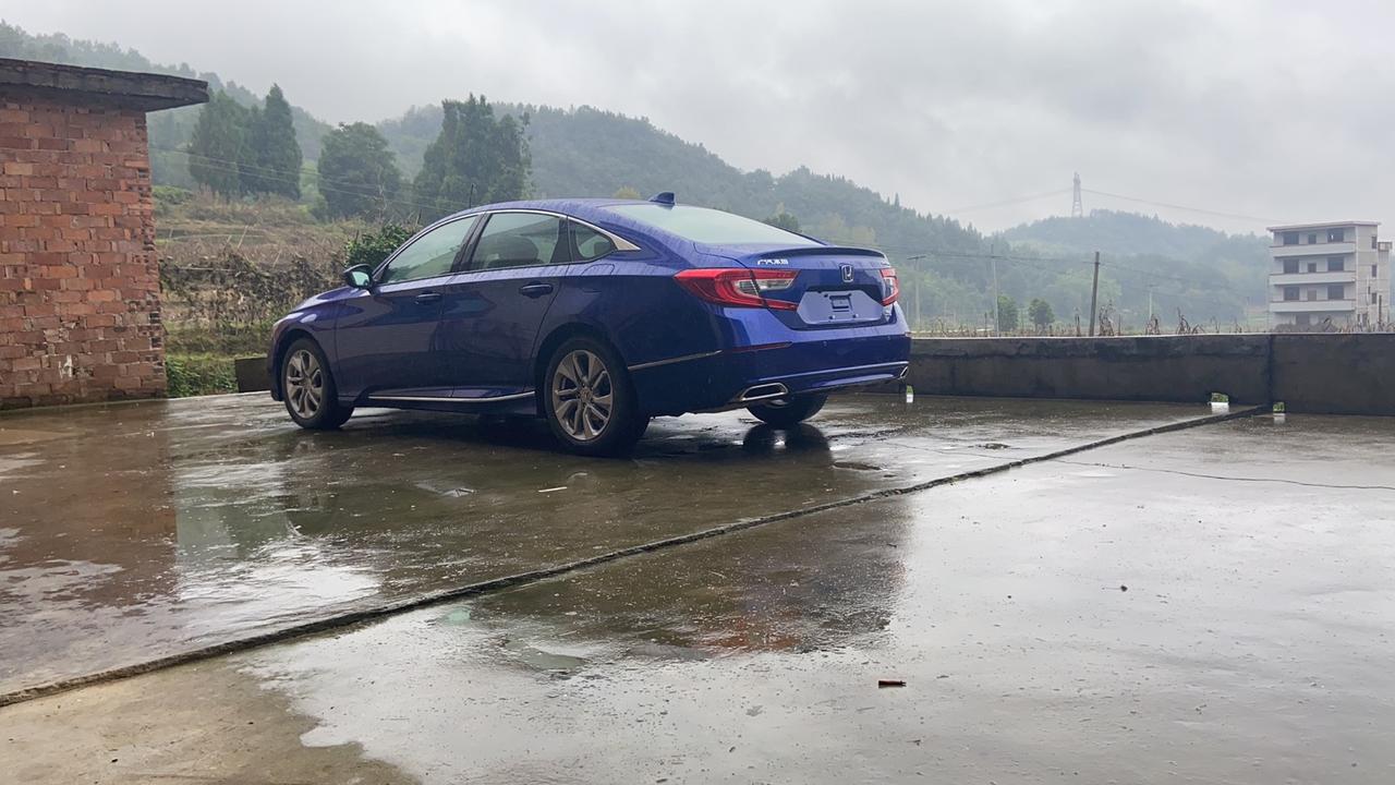 十代雅阁，手刹拉起的时候，点火踩油门手刹是不是会自己松？