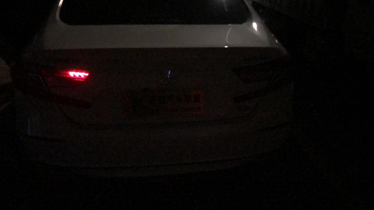 新提雅阁，但是后左尾灯有个灯一直亮着的，是什么原因求解惑？
