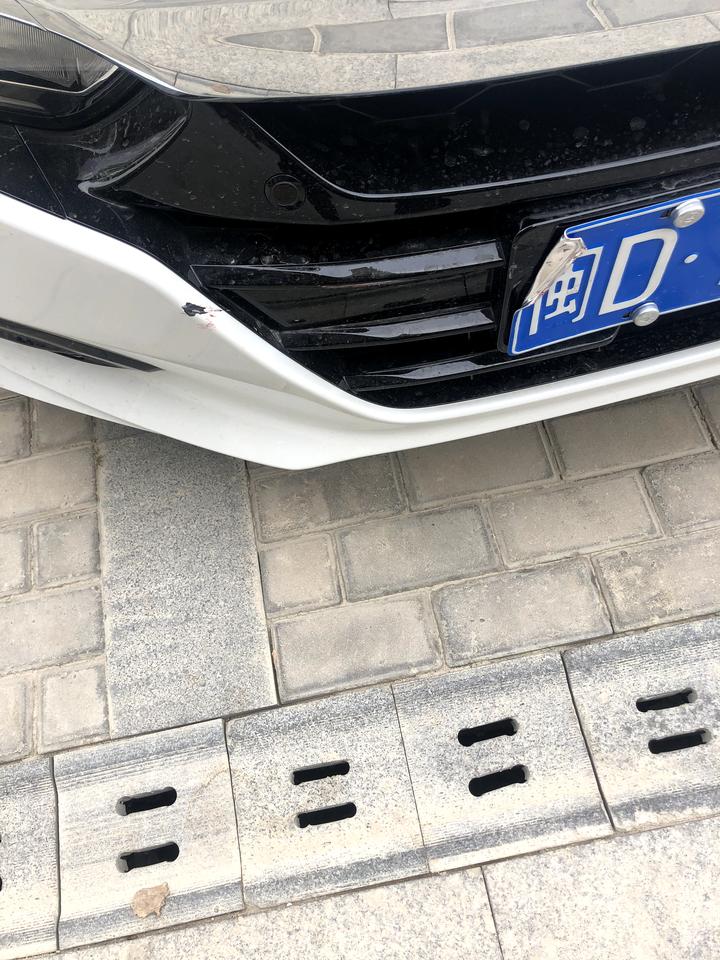 本田雅阁 不走运，停在路边被刮，这个补漆大概要多少钱啊，挺深的一道啊