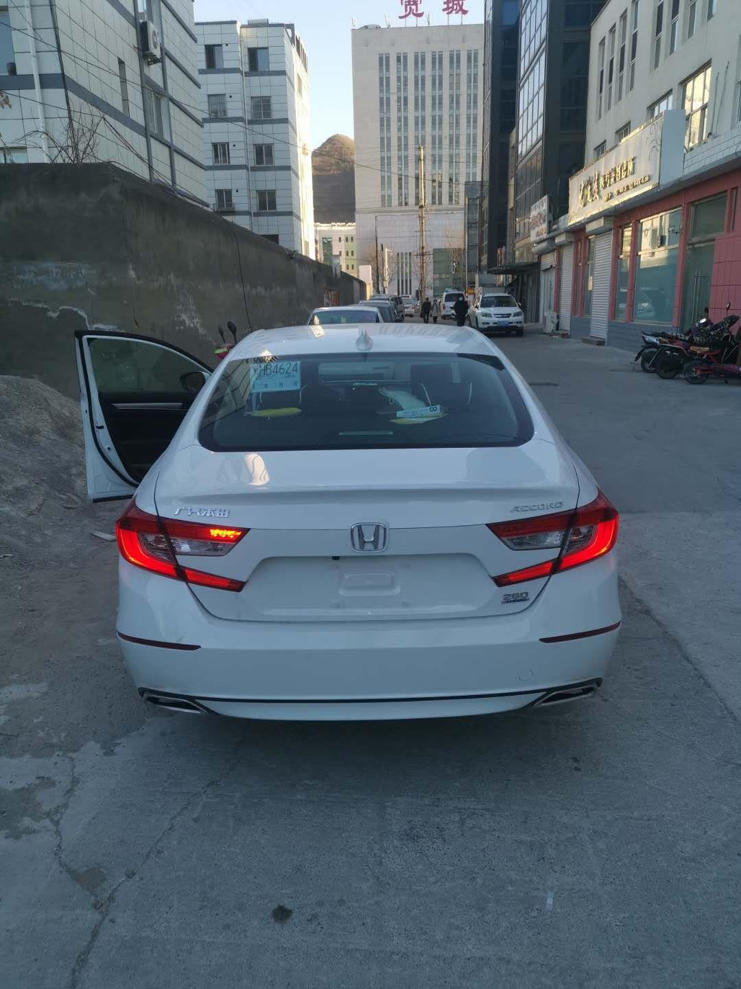 雅阁后雾灯为啥就左边有，右边没有？这个在哪里可以买？