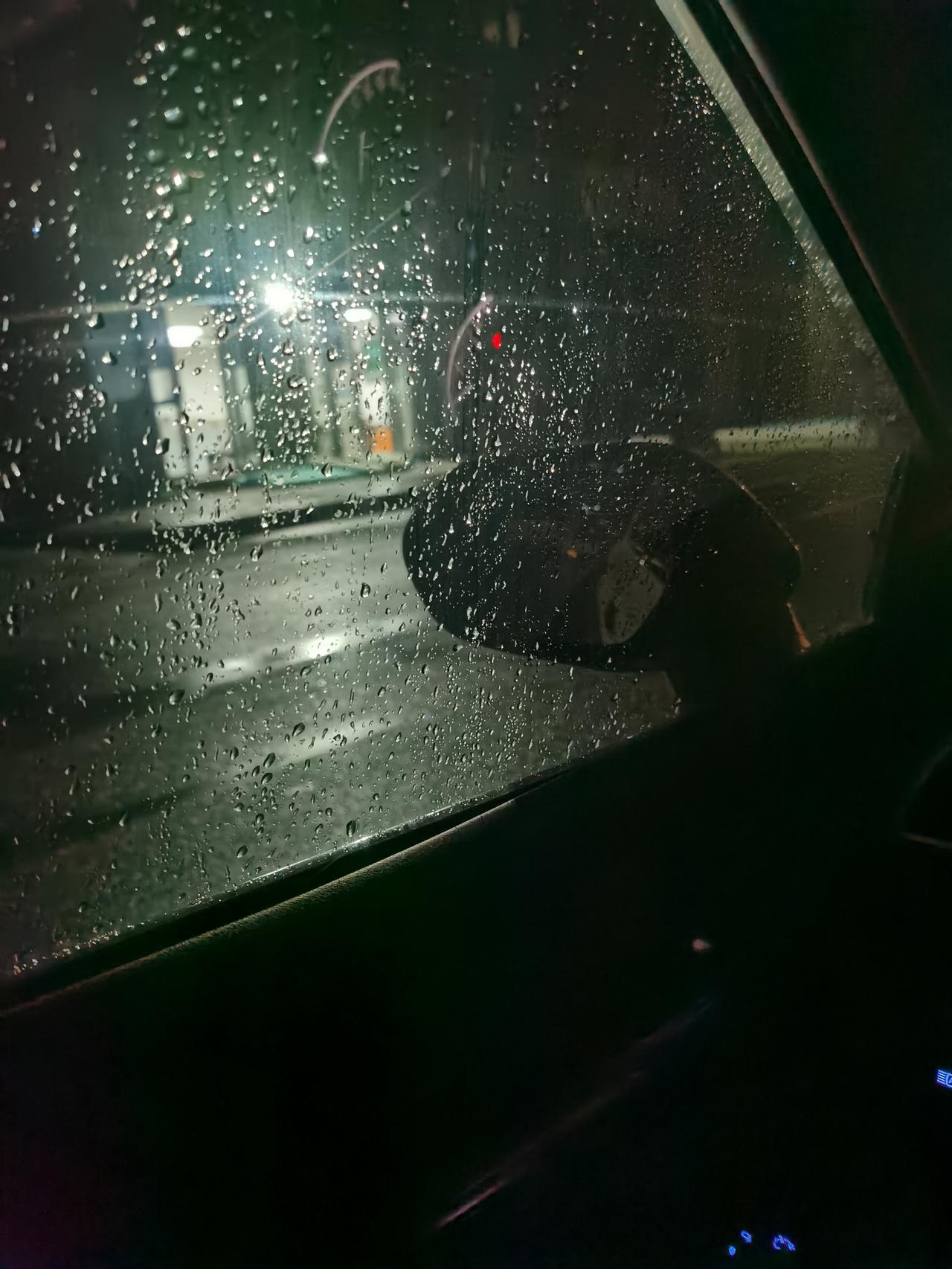 下雨天车上拍的照片图片