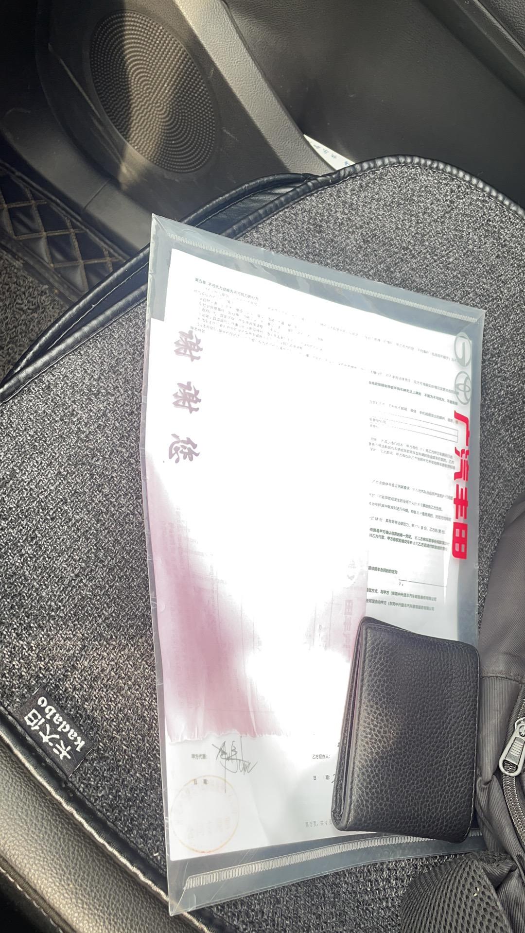 丰田凯美瑞 2.0豪华，21.3落地，两年免息。年前提车。送两次保养，四件套+记录仪。坐标：东莞。（有车友群不？）