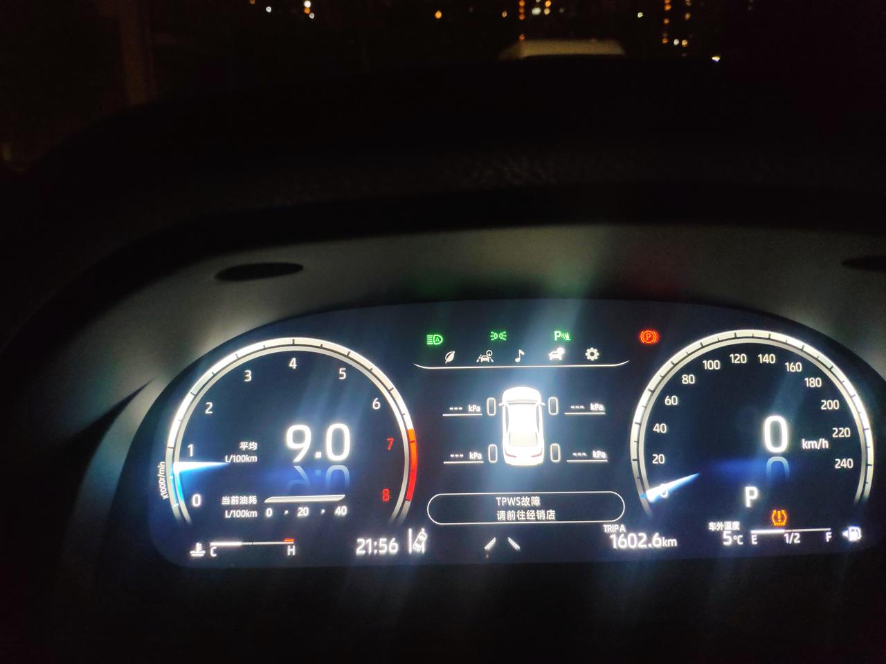 2021款凯美瑞2.5G，里程1600km,左后轮轮胎被扎，临时更换原厂备胎，更换过程均正常操作。更换完成后启动，TPM