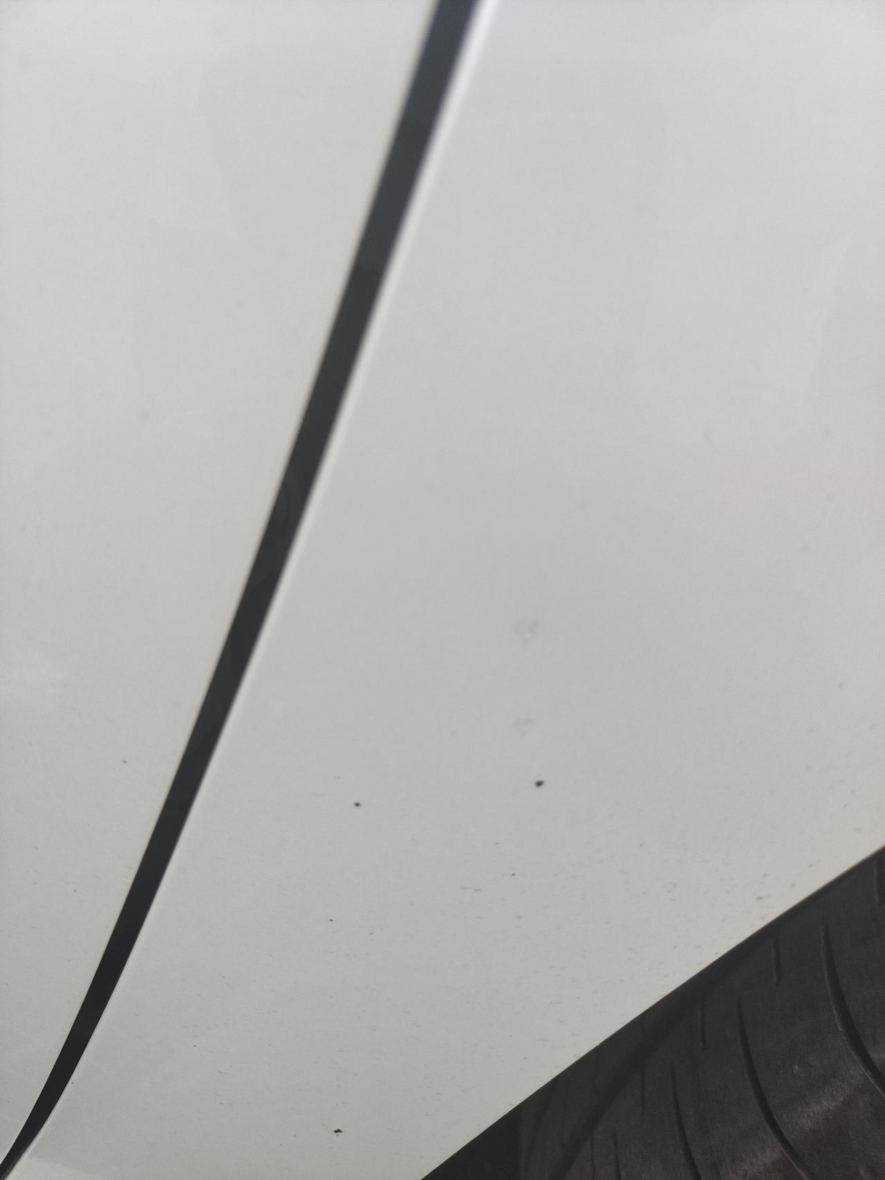 丰田凯美瑞 右车轮上方被别的车开驾驶门给撞到了，现在从侧面看有两个凹进去的，咋整这个能补吗