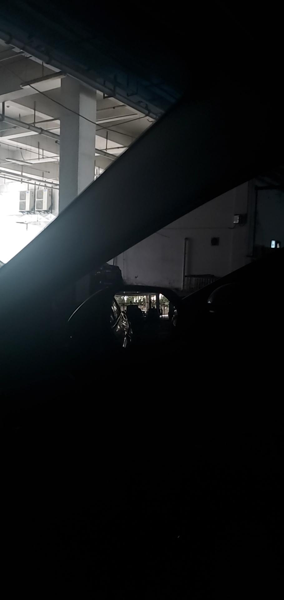 丰田凯美瑞 4S店送的膜太黑，晚上不开侧窗根本看不见，安全隐患太大，现在看了美基V10跟强生领域，各位车友推荐那款