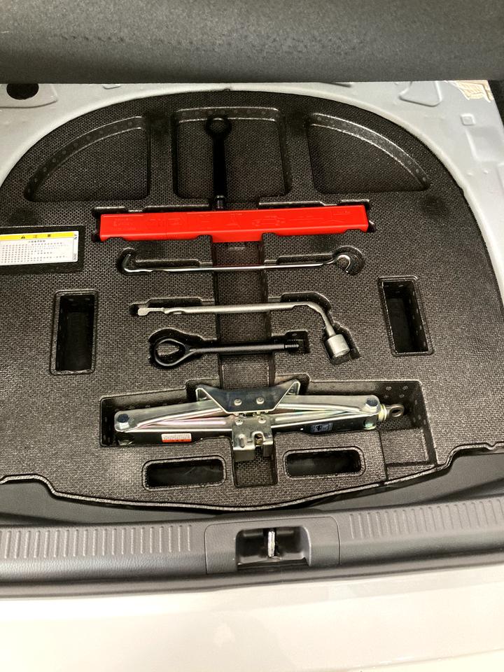 21款凯美瑞后备箱里的工具是送的吗？4s店里的车有。
