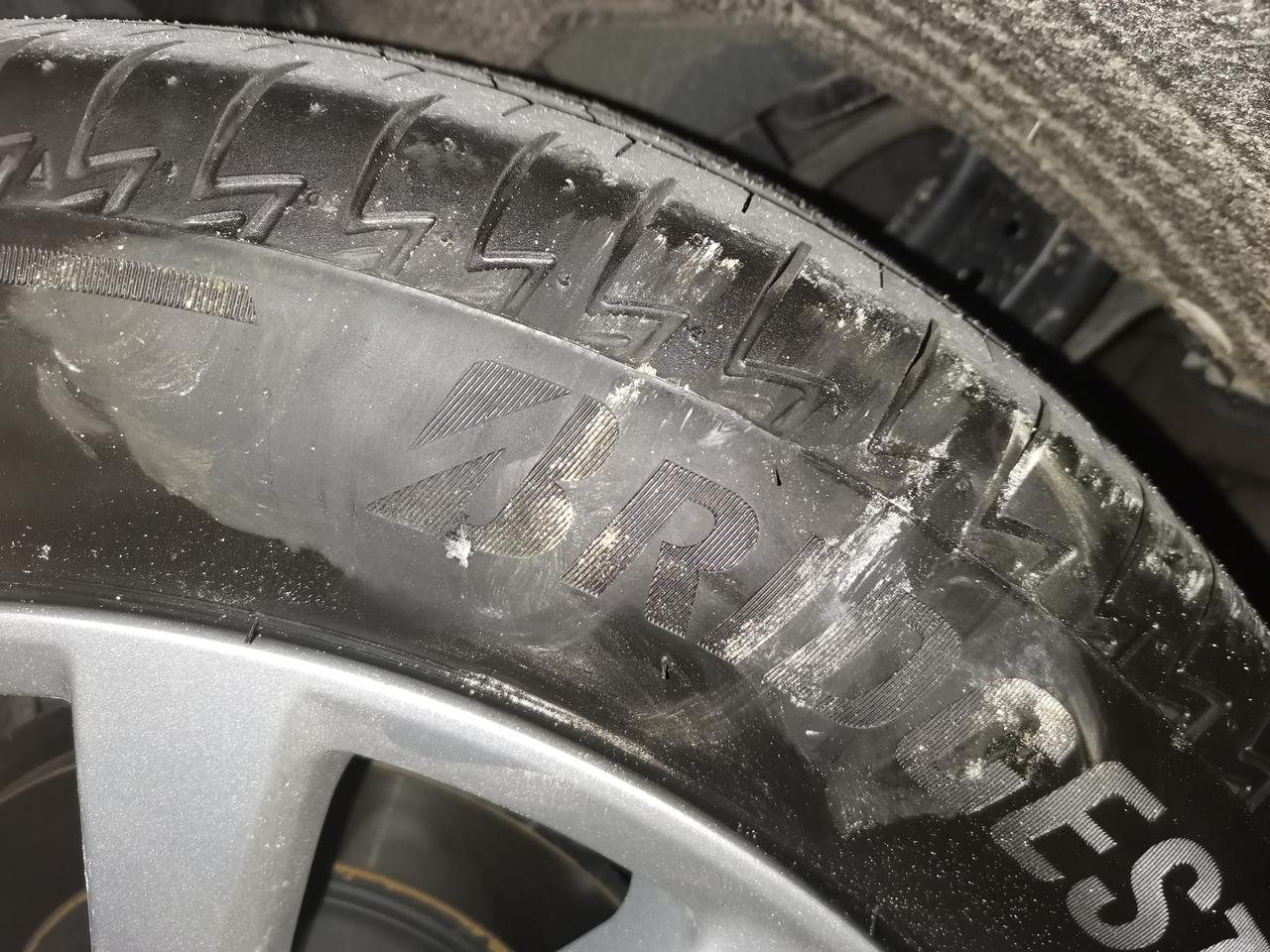 丰田凯美瑞 两个轮胎侧面被磕了，能跑高速吗