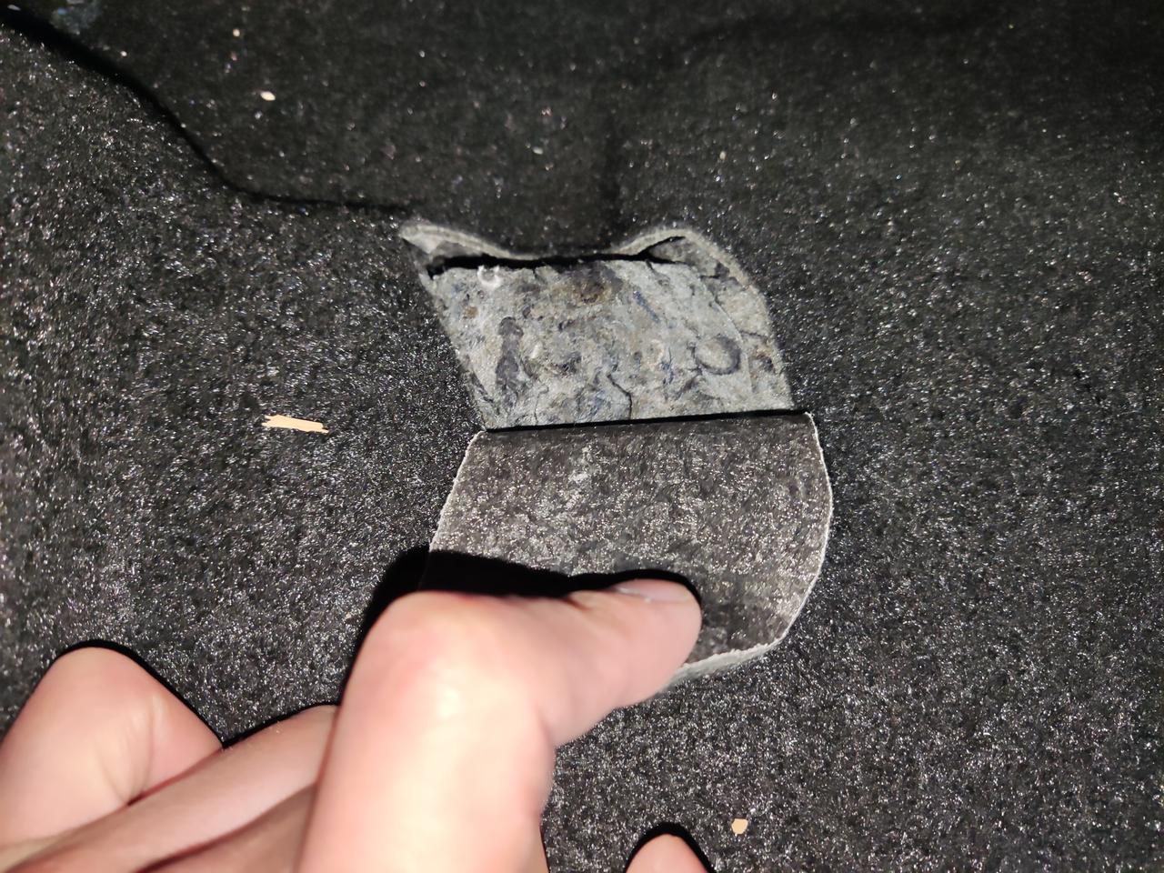 丰田凯美瑞 想问一下 这个是正常的吗后排左侧脚垫下面很明显的被割过的