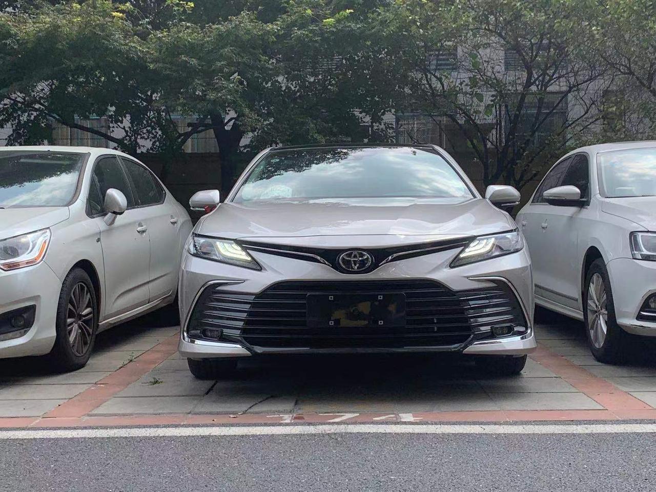 我想知道一下买凯美瑞的车友都多大岁数，做什么工作的，。我自己27岁，是个医生，买的2.5豪华。单纯了解下凯美瑞车友们是些