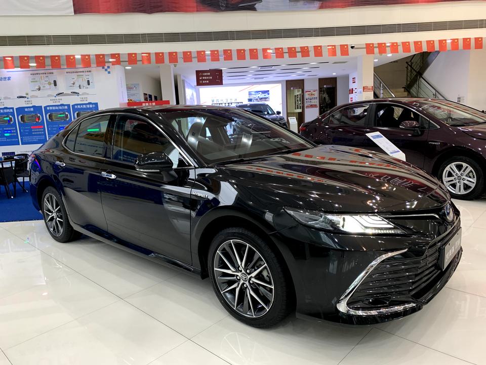 今天去谈了凯美瑞2.0G白色豪华。全款22.18送上牌，脚垫，太阳膜，四件套，挡泥板。我想21.8  谈不下销售说换个颜