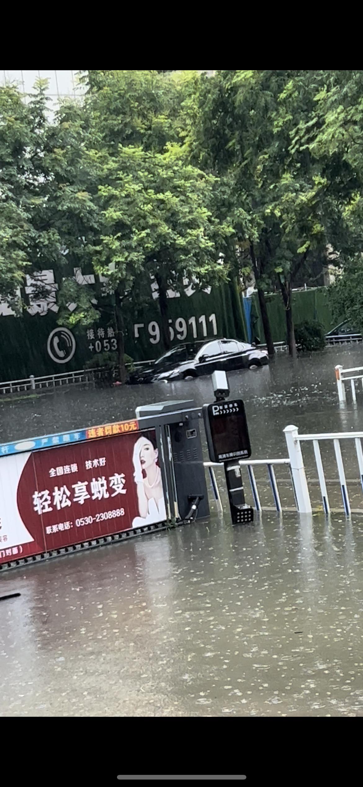 丰田凯美瑞 下大雨，今天4s店放油，变速箱进了有200ml水，保险公司一直摆着不负责任的态度，想问一下懂行的该怎么办，进