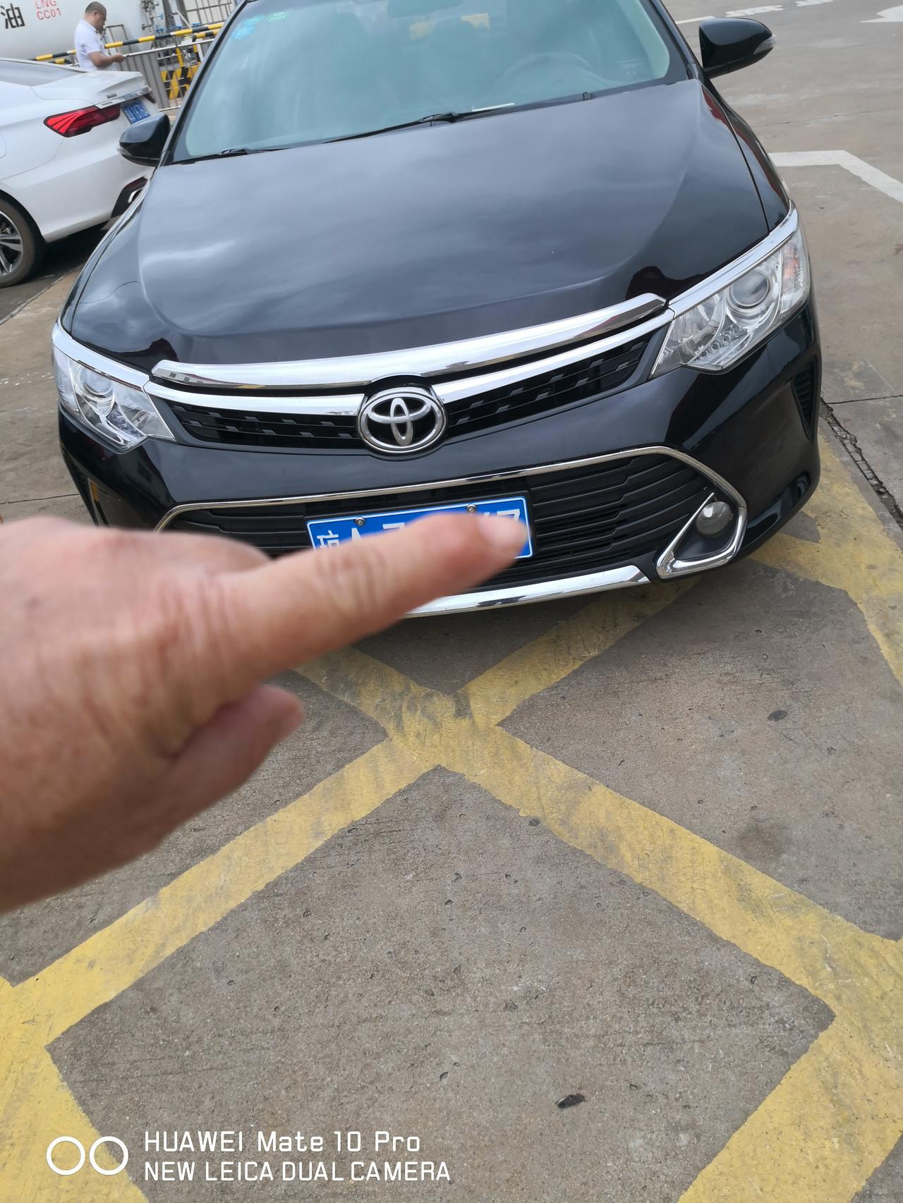 丰田凯美瑞 为什么我的车abs故障灯经常亮起来？启动的时候它不亮，跑在路上，突然间又亮起来，然后熄火重新启动，他又不亮，