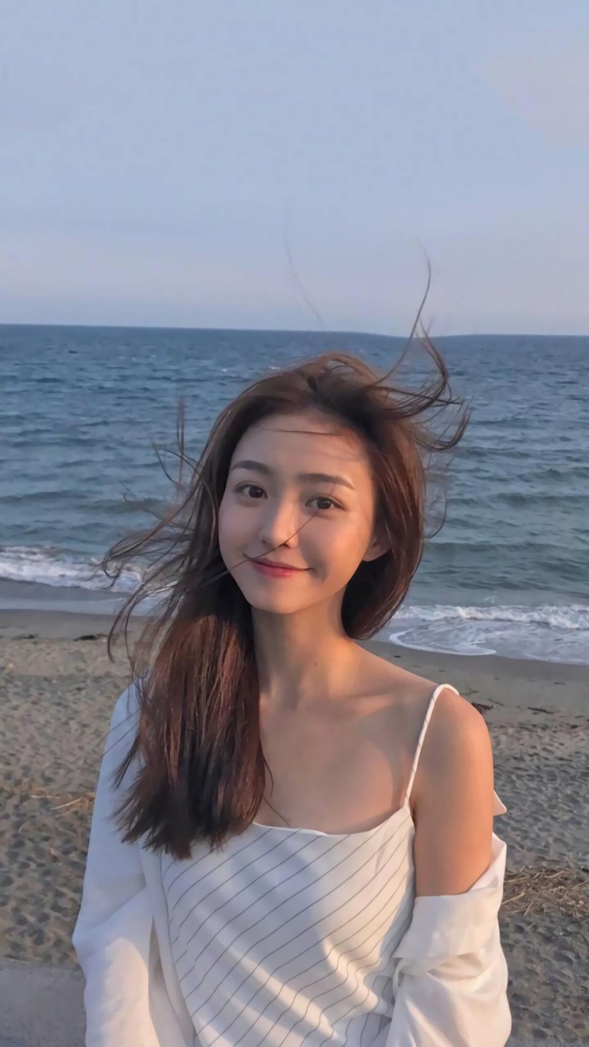 丰田凯美瑞 上班路程八公里。跑高速也不多，单程100公里的高速。主要家用代步   考虑油耗考虑后期的开销。我是买2.0豪