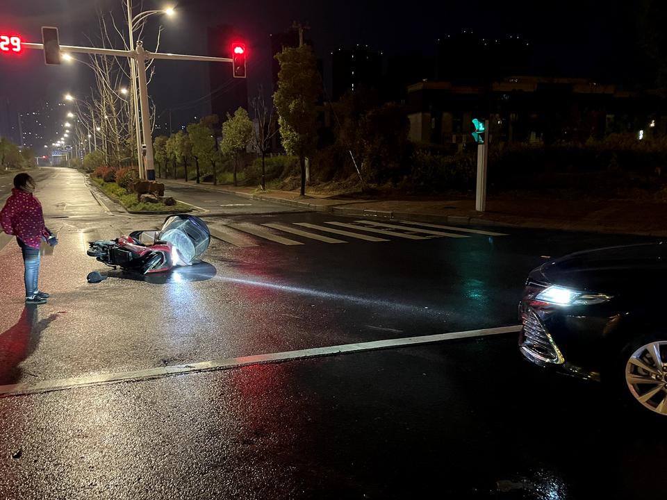 丰田凯美瑞 一血。昨天一个骑电动车的正常直行我右转弯由于下雨视线不是很好，再加上这个膜本身就黑，直接撞上了对方的电动车甩