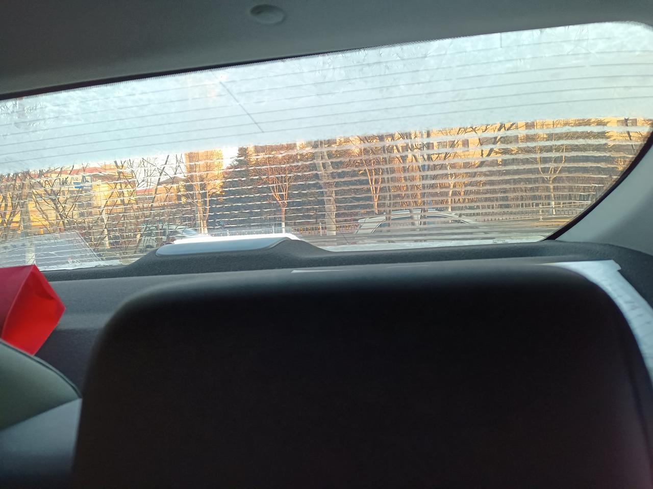 各位车友，凯美瑞后车窗除霜这样效果对吗？上下有一截加热不到。