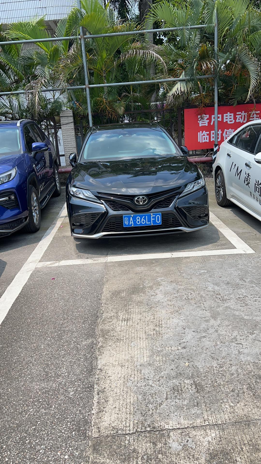 订车啦，今天28日，上次为微信谈好自己上牌19.6，凯美瑞锋尚版黑色，结果去到现场，完全是按丰云行的给优惠的，因为当时谈